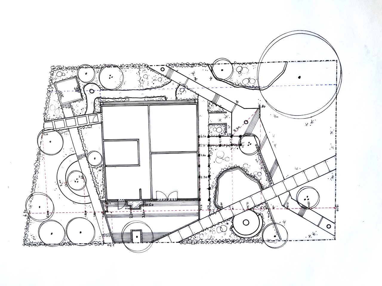 Ecologisch tuinontwerp grote tuin Breda, tegels er uit en groen er in.
