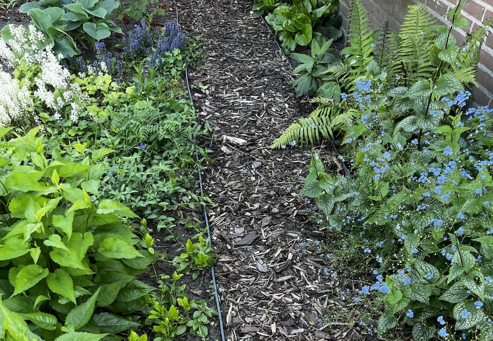 Hergebruik van materialen, zoals houtsnippers om een pad te creëren